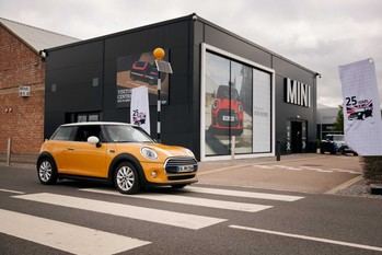 Un MINI Cooper D alcanza un millón de kilómetros en su viaje a Oxford