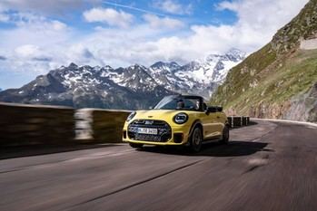 MINI John Cooper Works Cabrio: rendimiento y libertad al volante