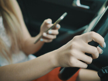El móvil concentra cuatro de cada diez denuncias por distracciones al volante