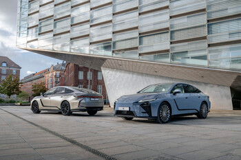 Lexus presenta la nueva gama y precios del ES 2026 híbrido y eléctrico