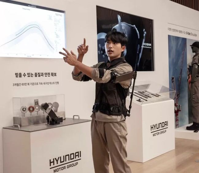 Hyundai y Kia presentan el robot portátil X-ble Shoulder para mejorar la eficiencia laboral