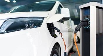 Las matriculaciones de vehículos electrificados alcanzan el 22% en julio