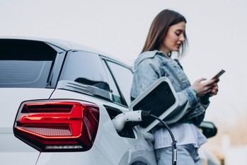 Aumento en matriculaciones de vehículos eléctricos e híbridos en agosto de 2026