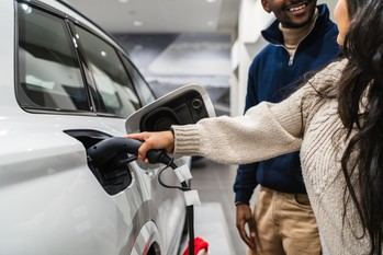 Aumento en matriculaciones de vehículos eléctricos e híbridos en julio de 2026