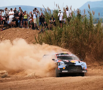 Hyundai Motorsport lidera el Rally de Italia-Cerdeña tras una intensa competencia