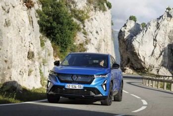 Renault presenta el Rafale, un SUV coupé premium fabricado en España con hasta 300 CV