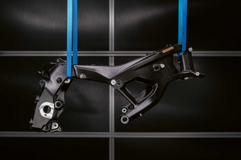 BMW presenta un chasis M Motorsport 1,3 kg más ligero para la M 1000 RR, de serie desde 2027