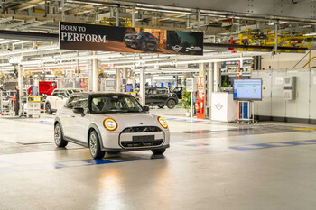BMW alcanza un millón de movimientos automatizados de vehículos en sus plantas